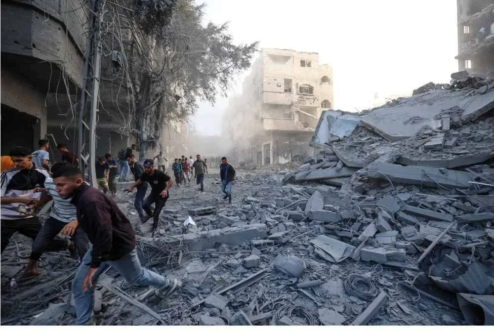 Orang ramai bertempiaran lari mencari perlindungan selepas serangan udara Israel yang menyasarkan sebuah bangunan di kem pelarian Palestin Bureij di tengah Semenanjung Gaza pada 19 Oktober 2025. Foto AFP