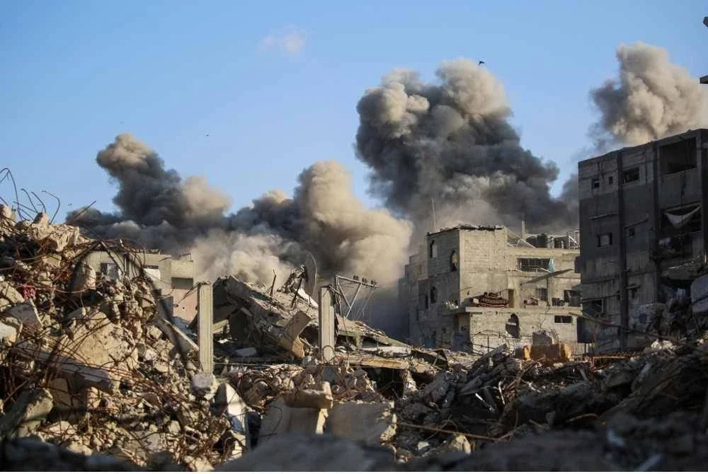 Asap tebal kelihatan membumbung susulan serangan udara Israel yang menyasarkan sebuah bangunan di kem pelarian Palestin Bureij di tengah Semenanjung Gaza pada 19 Oktober 2025. Foto AFP