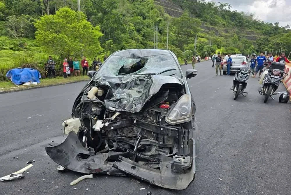 Keadaan Toyota Wish yang remuk di bahagian hadapan akibat kemalangan tersebut. Foto ihsan PDRM