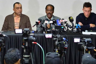 Naib Presiden FAM, Datuk S Sivasundaram (tengah) mempengerusikan sidang akhbar khas FAM di Kelana Jaya pada Jumaat.