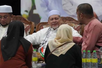 Mohd Amar ketika sidang akhbar selepas Ceramah Umum Sempena Sambutan 70 Tahun Pas Kelantan dan 35 Tahun Membangun Bersama Islam di Pengkalan Chepa malam tadi.