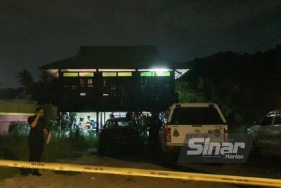 Anggota polis melakukan siasatan di lokasi kejadian.