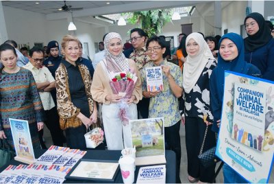 Tengku Permaisuri Selangor turut berkenan menyaksikan penyampaian sumbangan dan melawat reruai pameran selain meninjau ruang penjagaan haiwan peliharaan yang disediakan di pusat berkenaan. Foto Royal Selangor Office