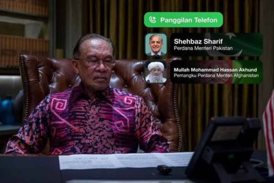Anwar ketika menghubungi rakan sejawat di Pakistan, Afghanistan - Foto: FB Anwar Ibrahim