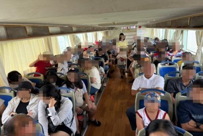 Maritim Selangor melaksanakan pemeriksaan penumpang sebuah bot di perairan Tanjung Harapan, Klang pada Sabtu. Foto Maritim Selangor