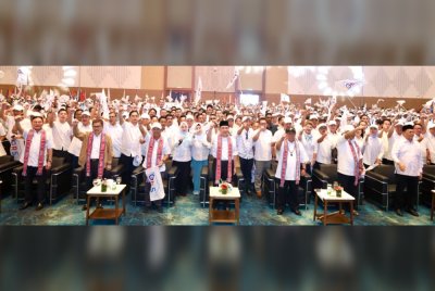 Hajiji bersama presiden dan pemimpin parti komponen GRS pada Majlis Pelancaran Jentera Pilihan Raya GRS di SICC Kota Kinabalu.