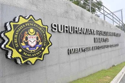 Suspek ditahan kira-kira jam 4.30 petang pada Sabtu ketika hadir memberi keterangan di pejabat SPRM Kuala Lumpur.