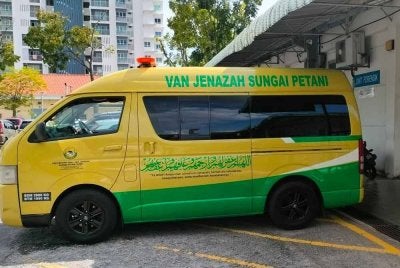 Van jenazah dilihat telah berada di Unit Forensik Hospital Seberang Jaya bagi membawa jenazah dua beranak untuk dikebumikan di kampung halaman mereka di Kampung Masjid, Jeneri.