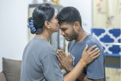 Sharvin bersama ibunya.