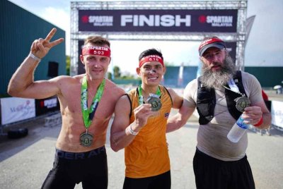 Saddam (tengah) menjuarai kategori Elit Lelaki Spartan Malaysia 2025 di Kuala Langat pada Sabtu. Foto Spartan Malaysia