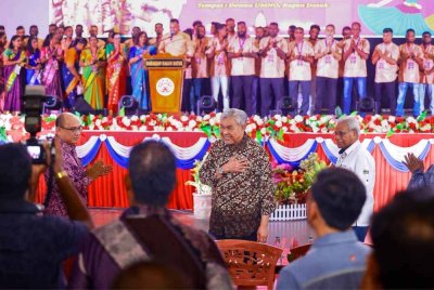 Ahmad Zahid ketika hadir Majlis Sambutan Deepavali 2025 bersama komuniti India di Parlimen Bagan Datuk. Foto FB Zahid Hamidi