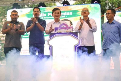 Kon Yeow (tengah) merasmikan Karnival Industri Makanan Dan Asas Tani (IMAT) @ Pulau Pinang di Padang Kota Lama pada Ahad. Foto Bernama