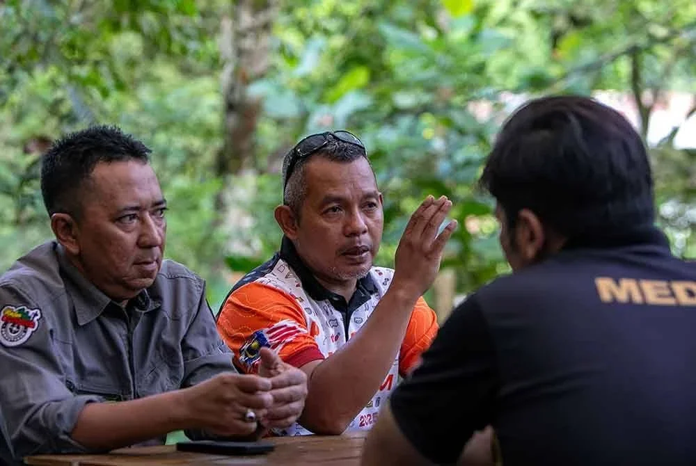 Muzafar (dua, kiri) bersama Muhammad Hafizi (kiri) ketika ditemu bual wartawan Bernama. Foto Bernama
