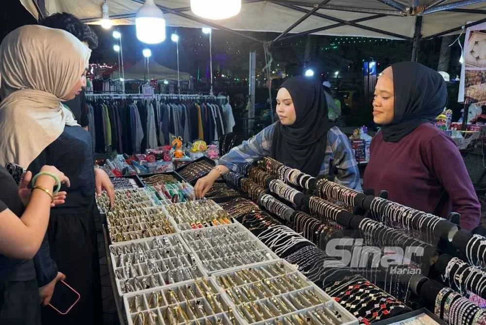 Nur Lily Shahira (dua dari kanan) bersama pekerja melayani pelanggan. Foto Sinar Harian – ADILA SHARINNI WAHID