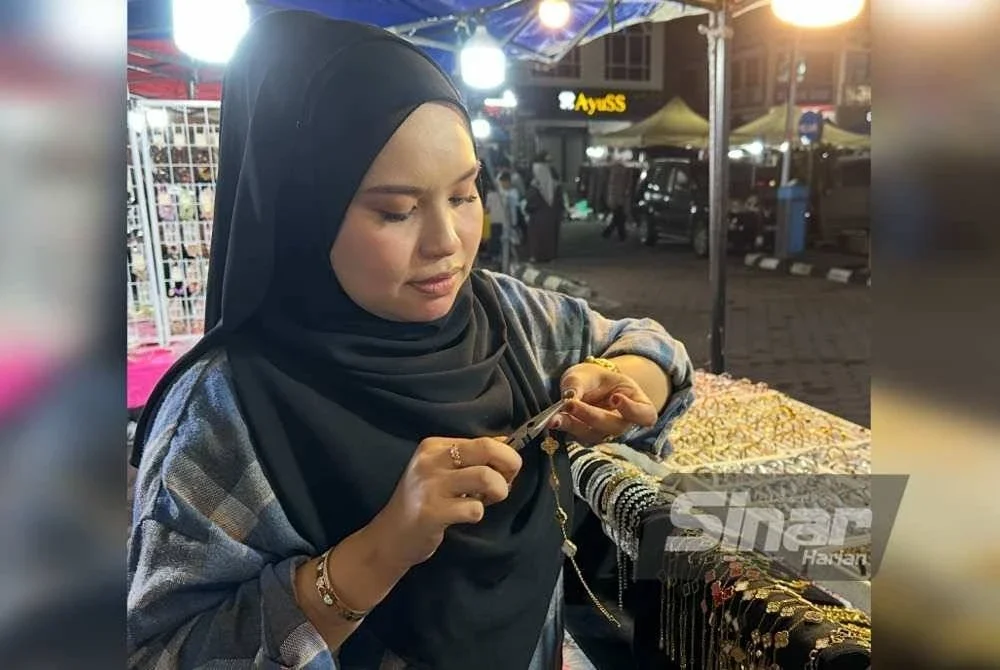Nur Lily Shahira menggunakan kemahiran yang dipelajari daripada YouTube untuk menyiapkan rantai tangan ditempah pelanggan. Foto Sinar Harian – ADILA SHARINNI WAHID