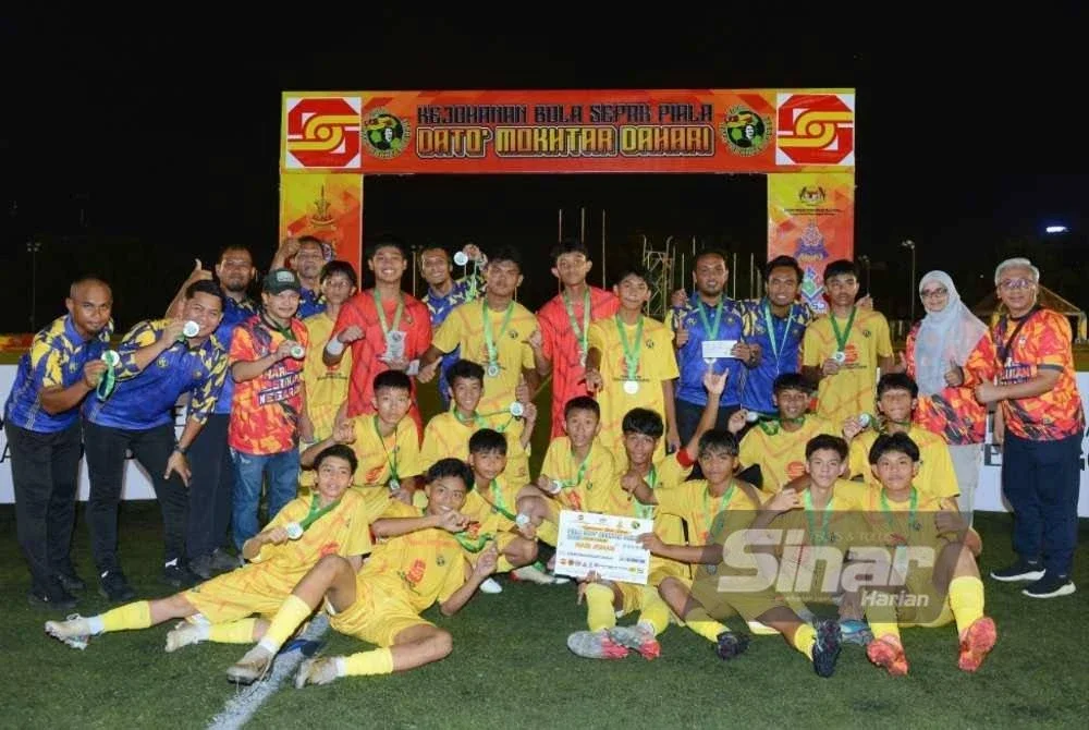 Barisan pemain, jurulatih dan pengurusan pasukan SMK Putra Perdana melabuhkan kempen Piala Datuk Mokhtar Dahari B-15 dengan pencapaian membanggakan apabila muncul pasukan kedua terbaik kejohanan. Foto Sinar Harian - MOHD HALIM ABDUL WAHID