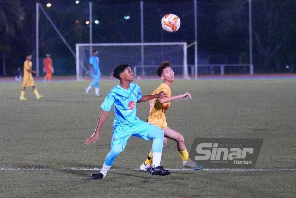 Antara aksi menarik perlawanan akhir Piala Datuk Mokhtar Dahari B-15 di Stadium Panasonic, Shah Alam, pada Sabtu. Antara aksi menarik perlawanan akhir Piala Datuk Mokhtar Dahari B-15 di Stadium Panasonic, Shah Alam, pada Sabtu. Foto Sinar Harian - MOHD HALIM ABDUL WAHID