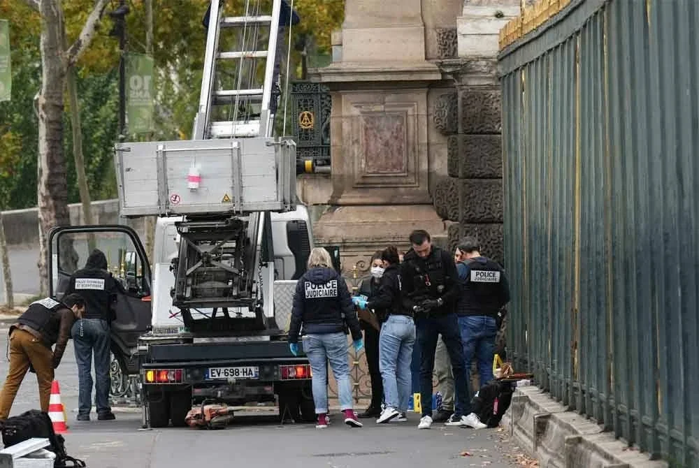 Anggota polis Perancis memeriksa lif perabot yang digunakan oleh perompak untuk memasuki Muzium Louvre, di Quai François Mitterrand, Paris. Foto AFP