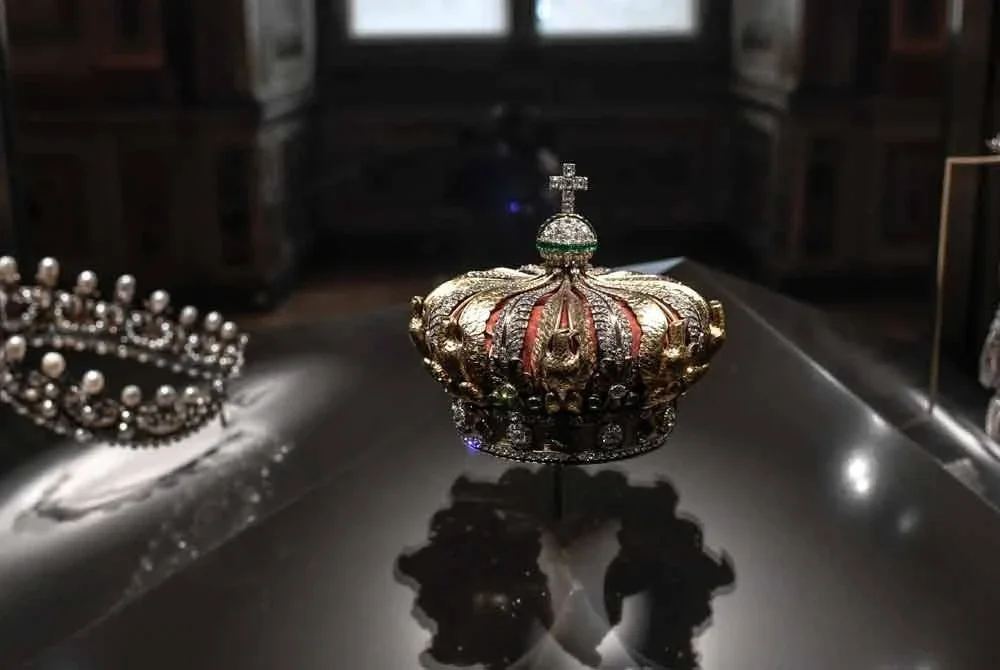 Mahkota Permaisuri Perancis, Eugénie de Montijo yang dipamerkan di Galeri Apollo pada 14 Januari 2020 di Muzium Louvre, Paris. Foto fail AFP