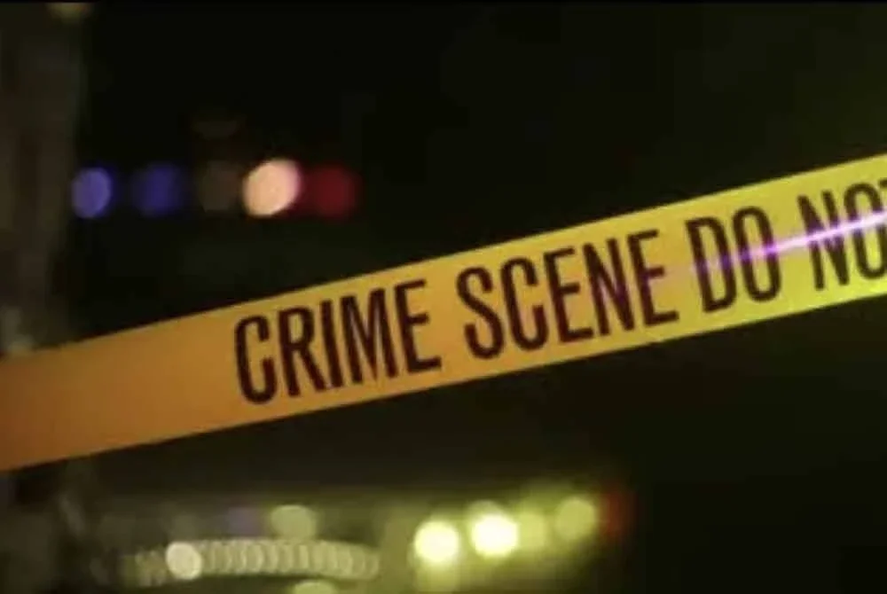 Seorang lelaki berusia 40 tahun ditahan polis selepas disyaki membunuh anak perempuannya yang berusia 14 tahun dan mencederakan isterinya.