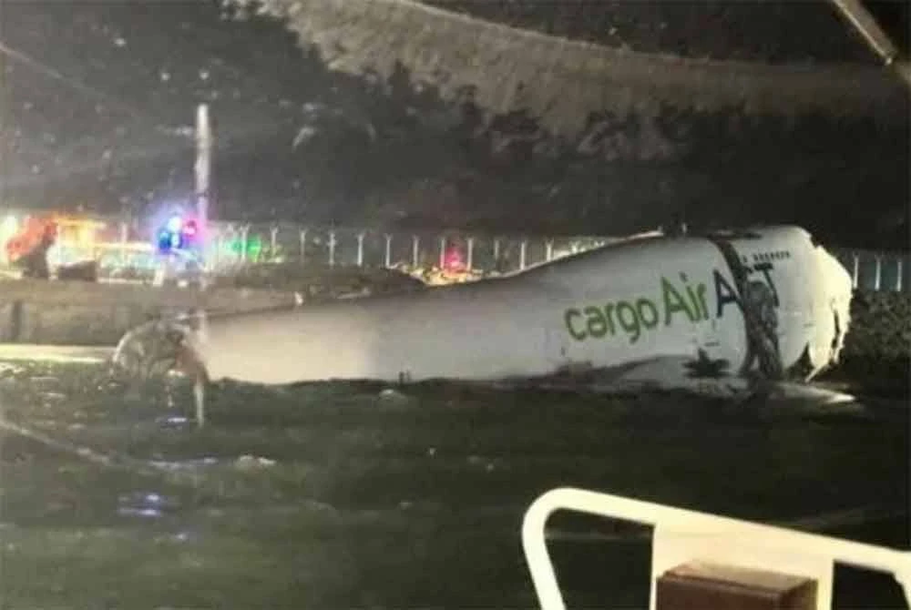 Dua kakitangan lapangan terbang maut selepas sebuah pesawat kargo yang tiba dari Dubai terbabas dari landasan dan menjunam ke laut.