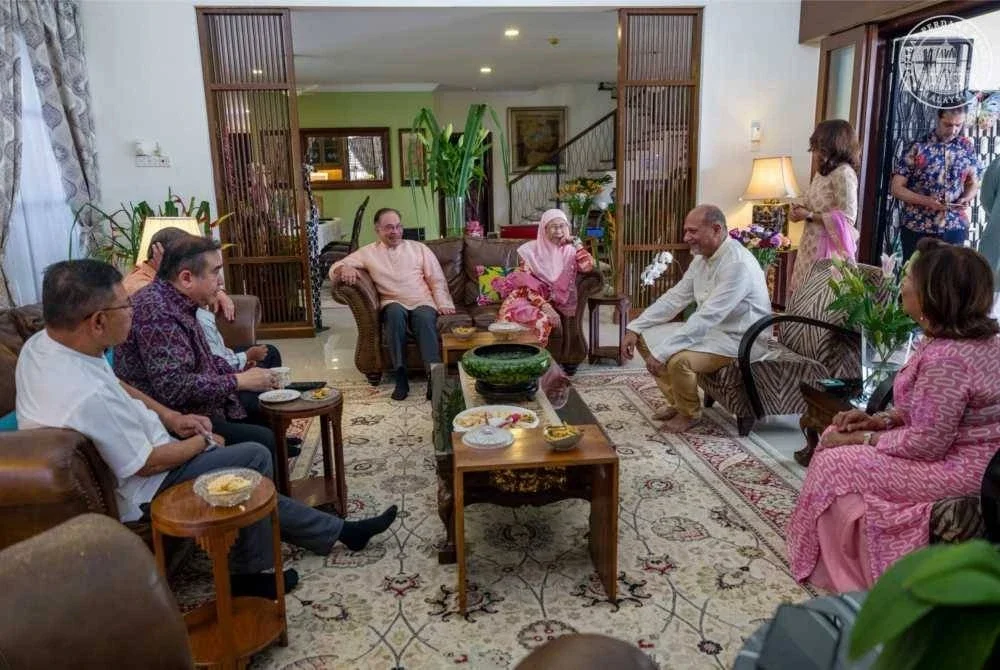 Anwar mengadakan kunjungan ke kediaman Gobind Singh Deo sempena sambutan Deepavali. Foto Pejabat Perdana Menteri