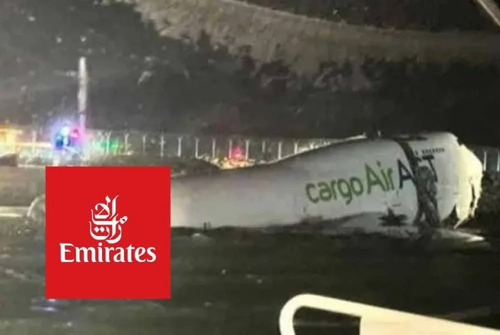 Sebuah pesawat kargo yang tiba dari Dubai terbabas dari landasan dan menjunam ke laut.
