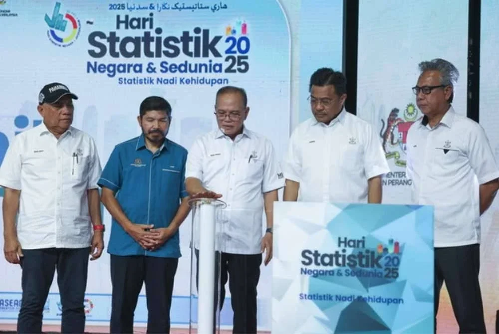 Wan Rosdy (tengah) merasmikan Hari Statistik Negara dan Sedunia 2025 anjuran DOSM di Sungai Koyan pada Sabtu lepas. Foto Bernama