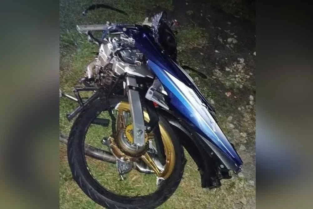 Keadaan motosikal mangsa yang terbabit dalam kemalangan melibatkan empat kenderaan di KM 50.2 Lebuhraya Utara-Selatan, arah selatan pada Ahad. - Foto: IPD Kluang