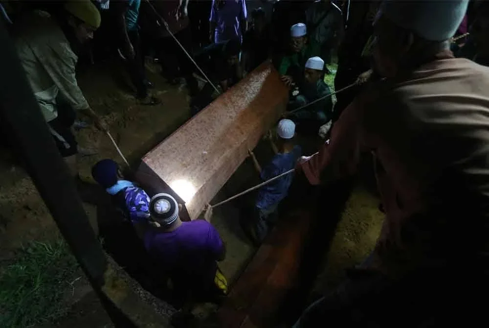 Jenazah dua beranak selamat dikebumikan dalam satu liang di Tanah Perkuburan Al-Maarif Jeneri.