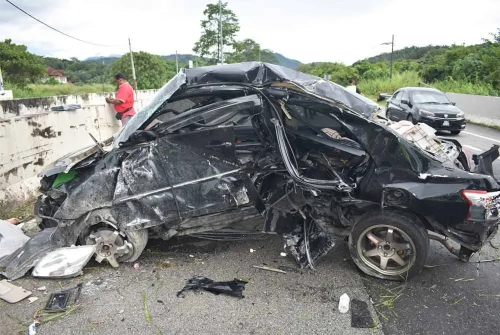 Kereta berkenaan mengalami kerosakan teruk di bahagian hadapan dan kiri. Foto IPD Muallim