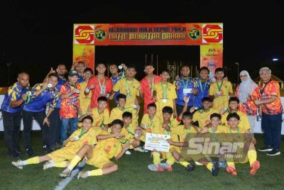 Barisan pemain, jurulatih dan pengurusan pasukan SMK Putra Perdana melabuhkan kempen Piala Datuk Mokhtar Dahari B-15 dengan pencapaian membanggakan apabila muncul pasukan kedua terbaik kejohanan. Foto Sinar Harian - MOHD HALIM ABDUL WAHID