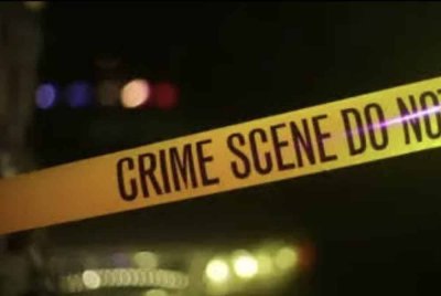 Seorang lelaki berusia 40 tahun ditahan polis selepas disyaki membunuh anak perempuannya yang berusia 14 tahun dan mencederakan isterinya.