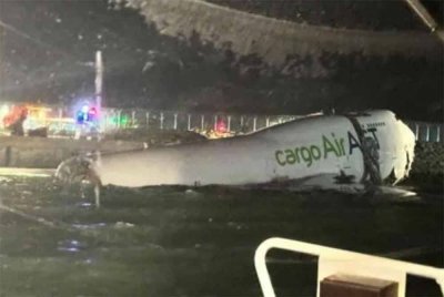 Dua kakitangan lapangan terbang maut selepas sebuah pesawat kargo yang tiba dari Dubai terbabas dari landasan dan menjunam ke laut.