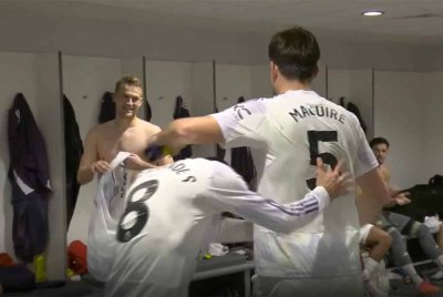 Maguire menerima tepukan daripada para pemain United di bilik persalinan.