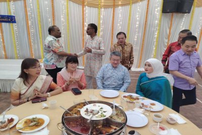 Young Syefura (duduk, kanan) bersama pemimpin DAP yang hadir pada Rumah Terbuka Hari Deepavali Exco Sumber Manusia dan Pembasmian Kemiskinan Selangor, Papparaidu Veraman di Kompleks Perumahan Exco, Seksyen 7 di sini, pada Isnin.