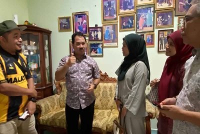Muhammad Kifli (dua dari kiri) beramah mesra dengan pemberita yang hadir Majlis Doa Selamat dan Kesyukuran di Kampung Kasar, Pasir Mas pada Isnin.Foto: SINAR HARIAN/HAZELEN LIANA KAMARUDIN
