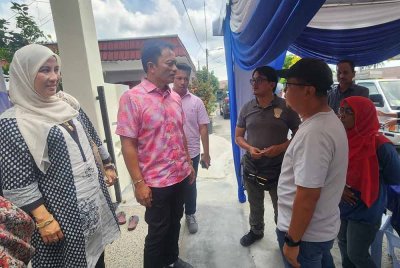 Dzulkhairi (dua dari kiri) dan isteri, Datin Diana Aini Mokter (kiri) ketika bertemu dengan pengamal media pada Majlis Rumah Terbuka Deepavali Exco Belia, Sukan dan NGO Datuk VP Shanmugam di Batu Berendam, Melaka pada Isnin.