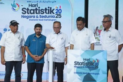 Wan Rosdy (tengah) merasmikan Hari Statistik Negara dan Sedunia 2025 anjuran DOSM di Sungai Koyan pada Sabtu lepas. Foto Bernama