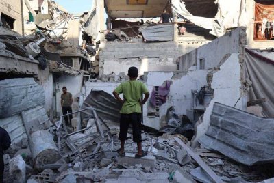 Penduduk Palestin memeriksa kerosakan di sekitar kediaman mereka selepas serangan udara Israel yang menyasarkan Kem Pelarian Bureij di Gaza Tengah. Foto AFP