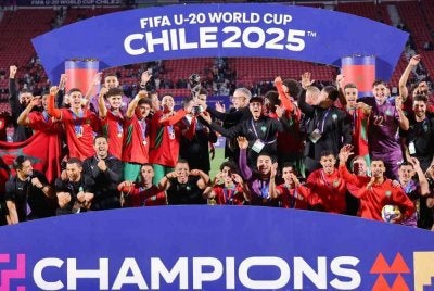 Pemain pasukan Maghribi meraikan kemenangan bersama trofi selepas memenangi perlawanan akhir Piala Dunia FIFA Bawah 20 Tahun menentang Argentina di Stadium Nasional, Santiago. Foto AFP