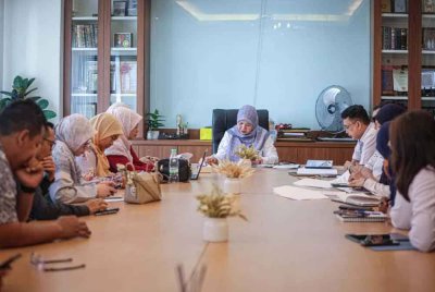 Fadhlina (tengah) mengetuai mesyuarat berhubung usaha menambah baik aspek keselamatan di sekolah. - Foto: FB Fadhlina Sidek