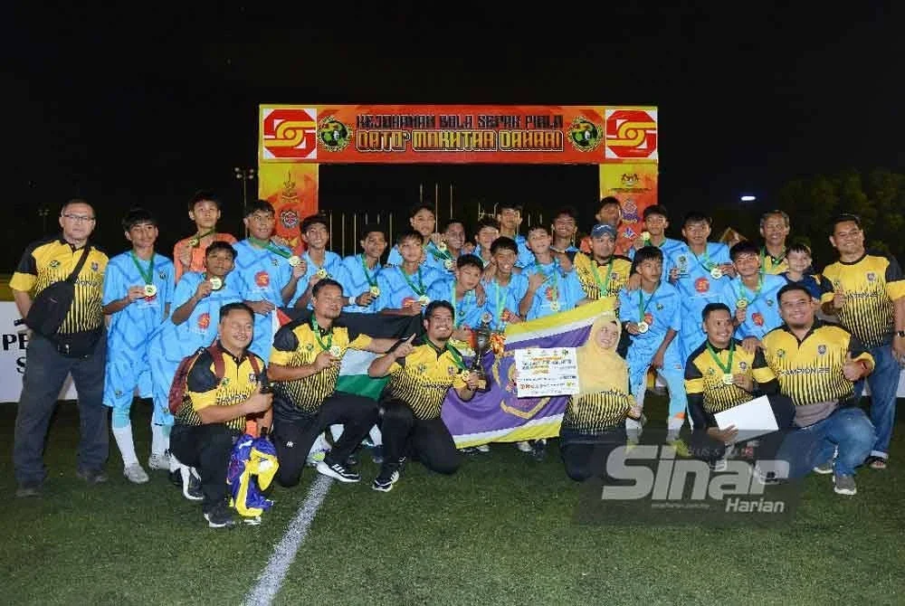 Pemain, jurulatih dan pengurusan SMK Meru meraikan kejayaan merangkul Piala Datuk Mokhtar Dahari B-15 selepas mengalahkan SMK Putra Perdana dalam perlawanan akhir di Stadium Matsushita Panasonic, Seksyen 21 Shah Alam pada Sabtu. Foto Sinar Harian - MOHD HALIM ABDUL WAHID