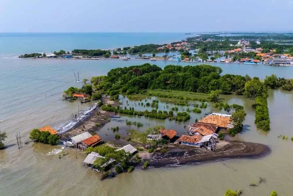 Perkampungan Semonet di Pekalongan, Jawa Tengah turut terkesan setelah paras air laut terus meningkat. - Foto AFP