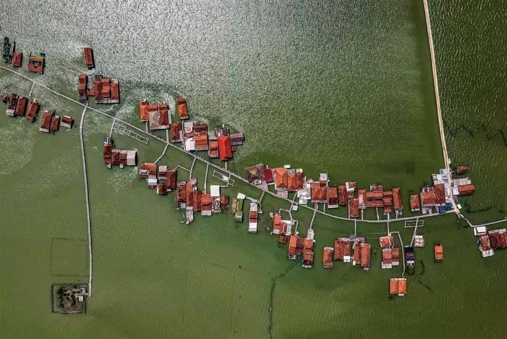 Sebahagian rumah di perkampungan Timbulsloko di Demak, Jawa Tengah tenggelam akibat kenaikan paras laut. - Foto AFP