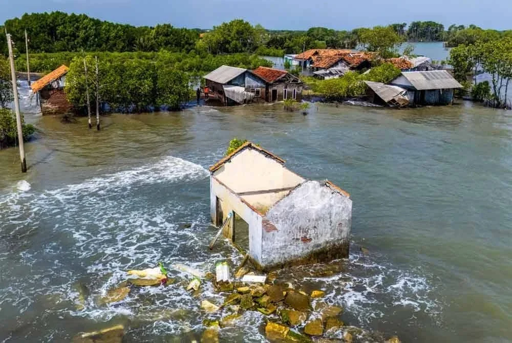 Keadaan salah sebuah rumah tinggal setelah kawasan daratan itu sebelum ini ditenggelami laut. - Foto AFP