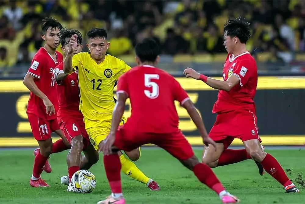 Arif Aiman (tiga kiri) tersenarai dalam kelompok tiga pemain terbaik Asia bagi tahun ini. FOTO: Bernama