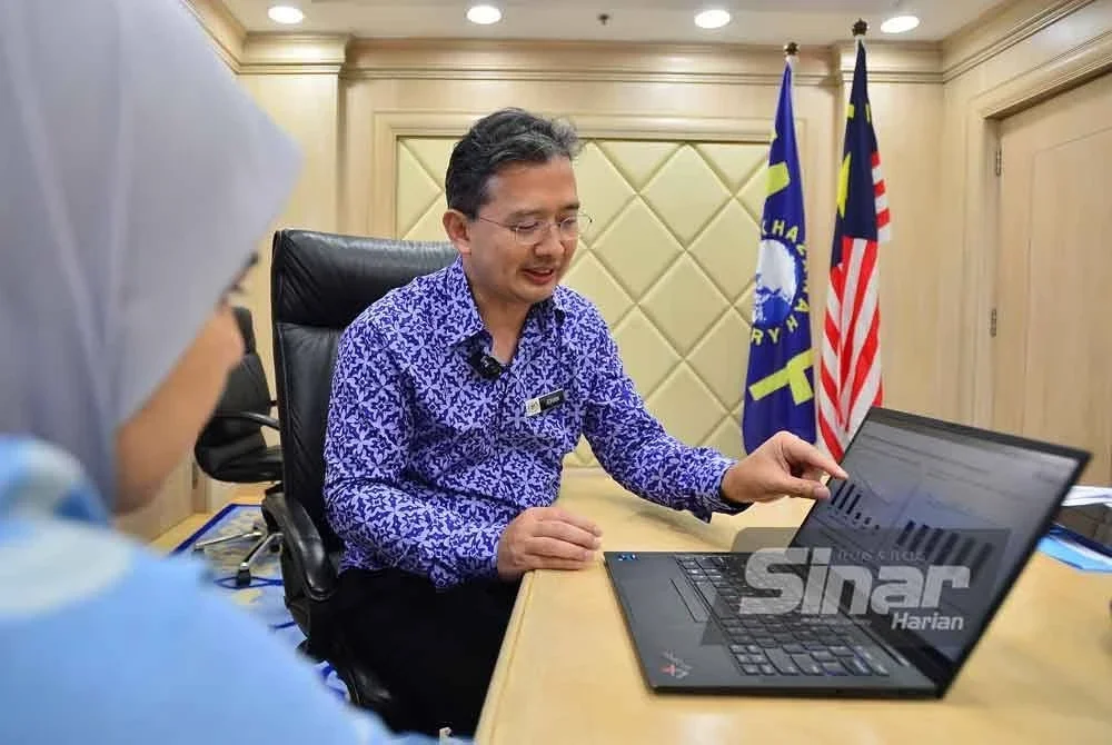 Johan menunjukkan statistik defisit fiskal negara. - Foto: SINAR HARIAN/ASRIL ASWANDI SHUKOR