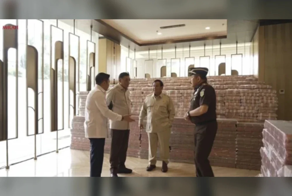 Prabowo (tengah) semasa menghadiri majlis penyerahan dana pampasan itu. Foto Agensi