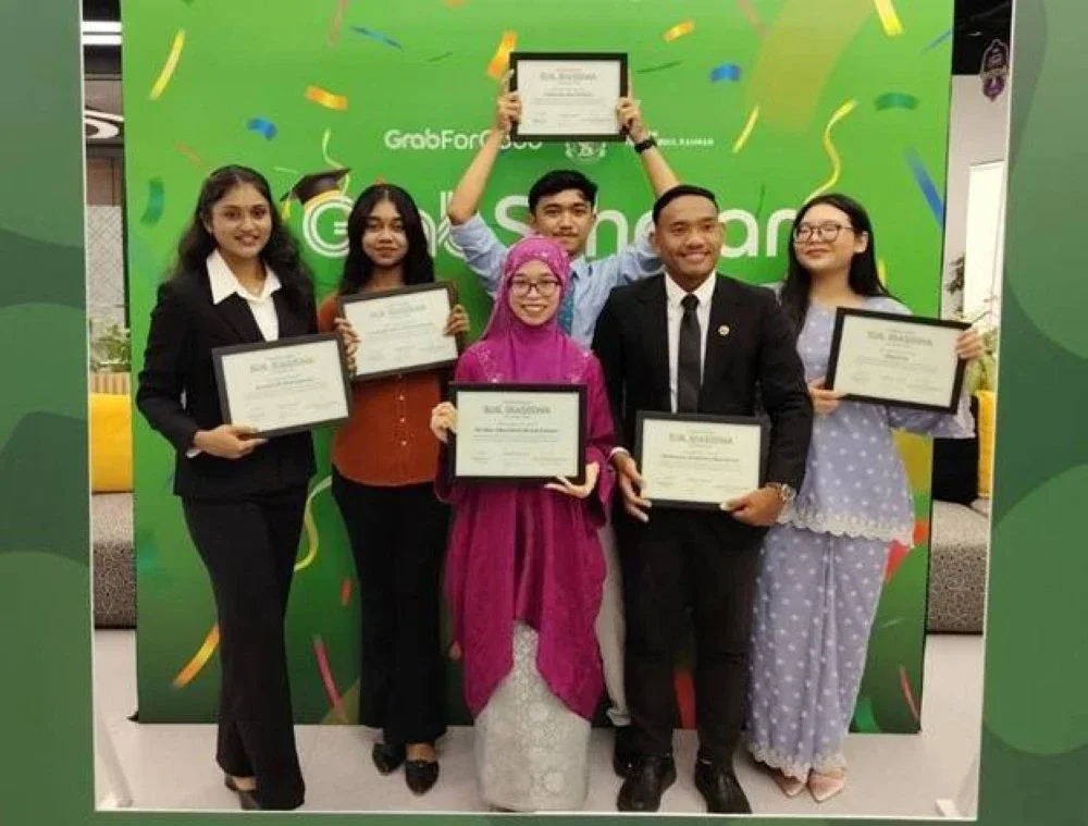 Enam penerima bantuan Biasiswa GrabScholar - YTAR 2025